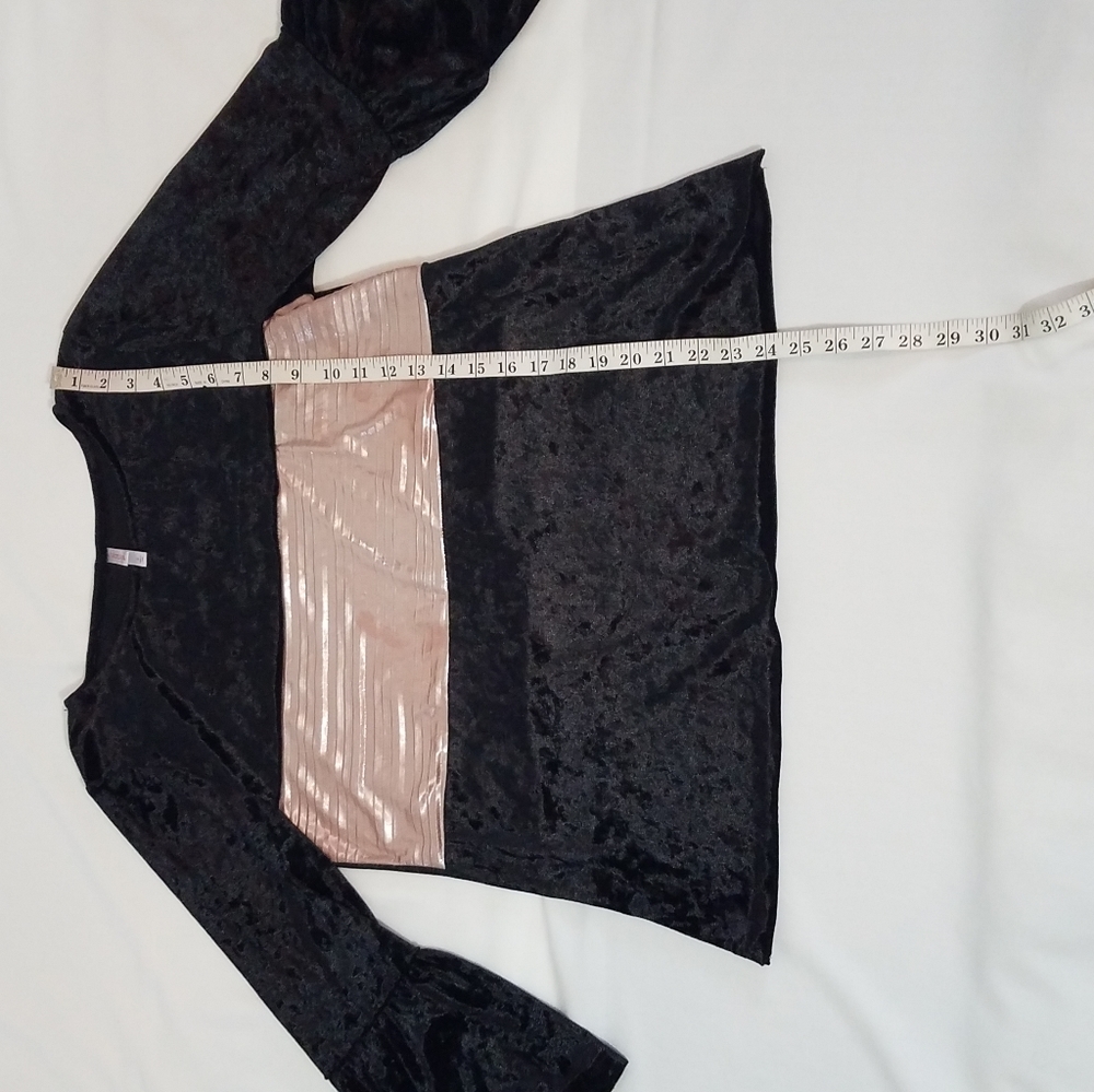 Beautiful woman's velvet top - Picture 5 of 9